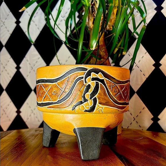 Vintage Tripod Pottery with Primitive Snake Motif - Never Used - Picture 9 of 11